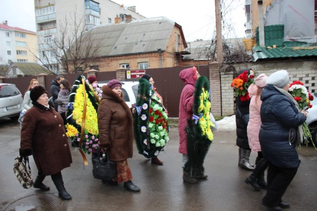 Маленька дитина залишилася сиротою: Тисячі людей у Бердичеві прощалися із загиблою родиною, яка померла при загадкових обставинах