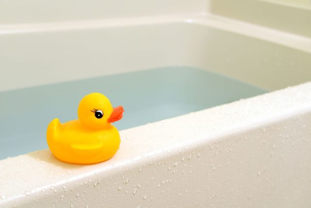 Чотирирічна дитина захлинулася під час купання у ванній: моторошні подробиці страшної трагедії