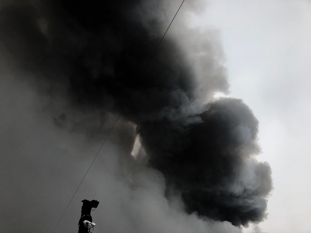 Небо чорне від диму: в Києві трапилася масштабна пожежа, перші подробиці