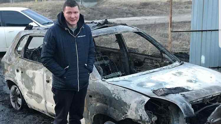 “Це горить моя машина”: активісту спалили авто після провокативного питання Порошенку