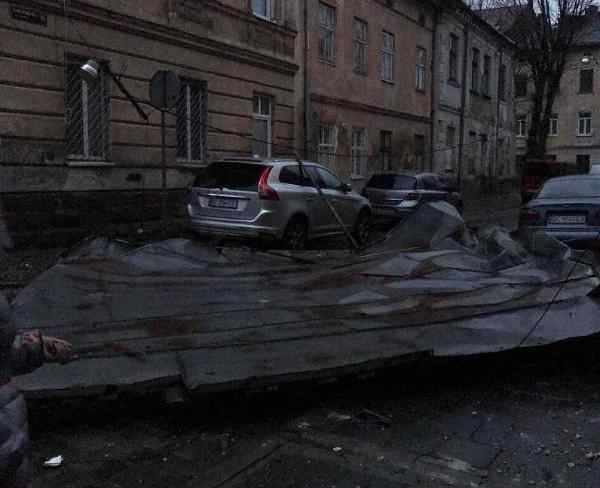 “Зірвані дахи, повалені дерева і пошкоджені авто”: Негода у Львові наробила біди