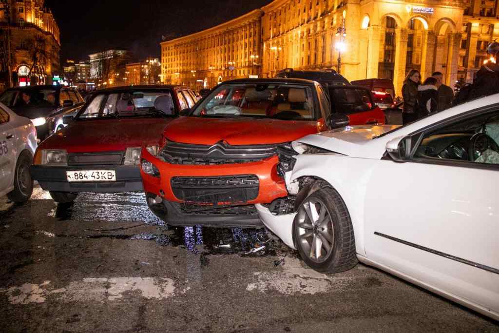 Намагався проскочити на червоне світло: Масштабна ДТП в самому центрі столиці заблокувала Київ