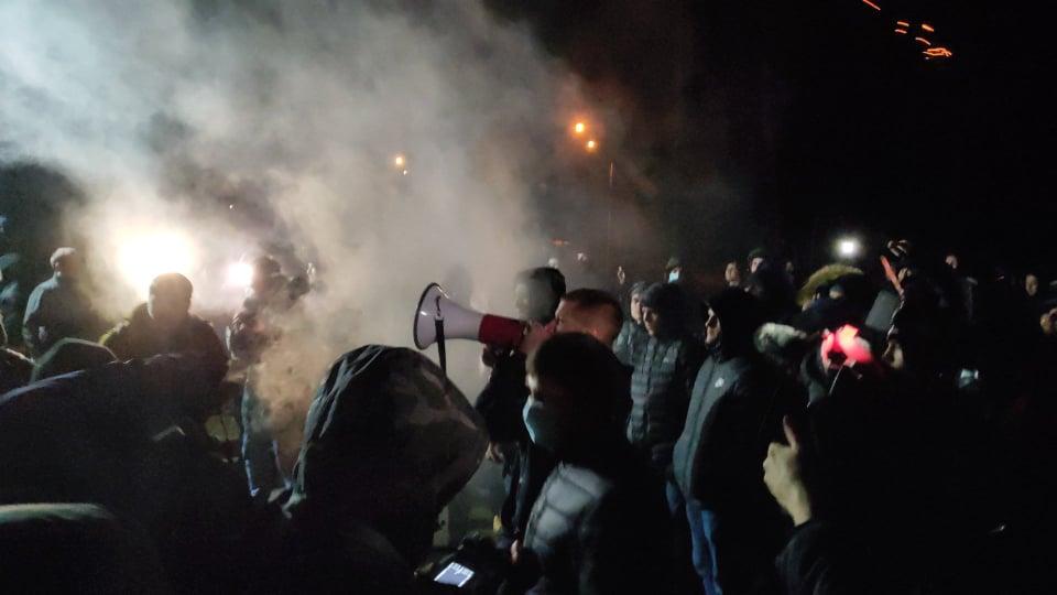“Петарди і агресивний народний гнів”: Активісти Нацкорпусу влаштували мітинг біля маєтку Медведчука
