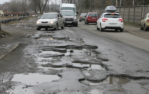 Вирвало колесо і вилетіли в кювет: заступник міністра Омеляна потрапив в ДТП через погані українські дороги