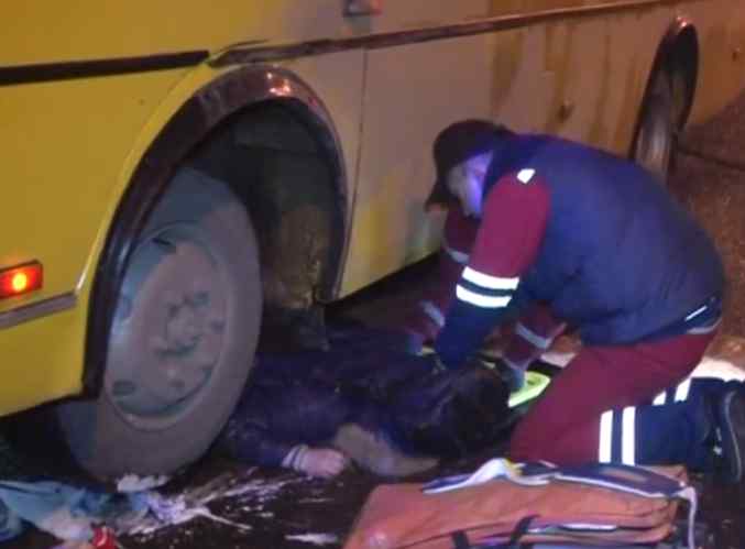 “З-під автобуса дівчину витягували 12 рятувальників”: У Львові сталась моторошна ДТП з маршруткою