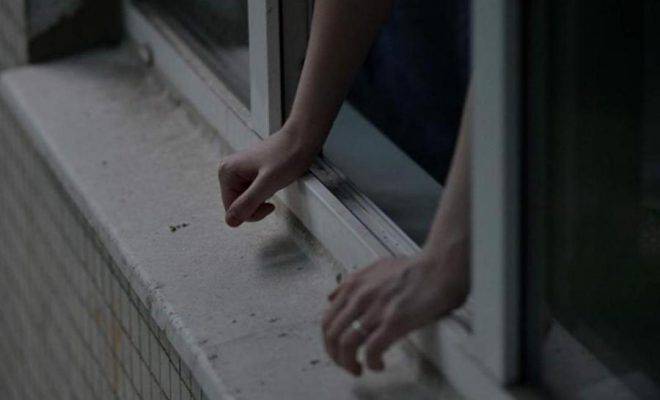 “Летіла” з 16-го поверху з порізаними руками: смерть 18-річної дівчини сколихнула всю Україну