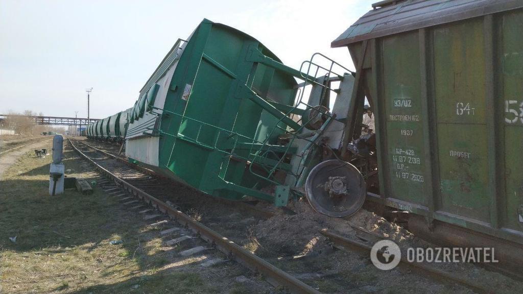 Буквально відірвало від землі: У Києві зійшов з рейок потяг та паралізував рух