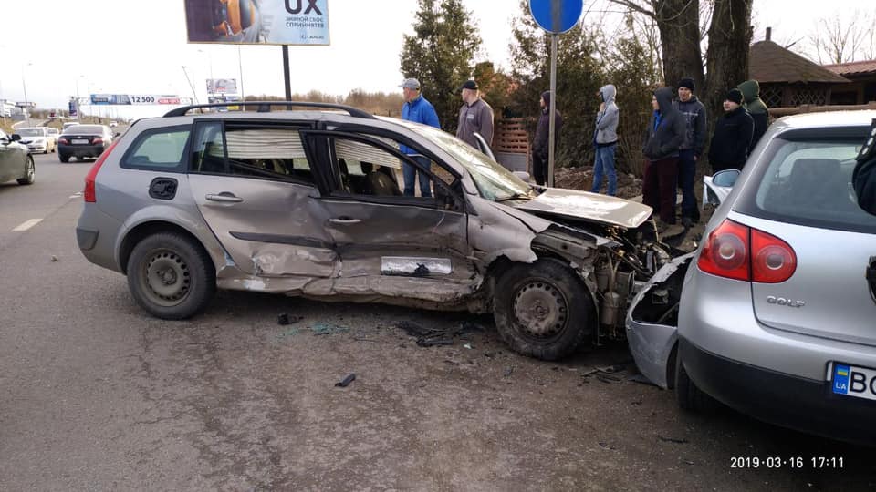 “Пасажирів довелось вирізати з салону”: У Львові сталась жахлива аварія за участі кількох авто