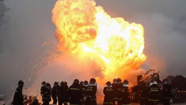Полум’я до небес: На хімічному заводі стався вибух, щонайменше 30 постраждалих
