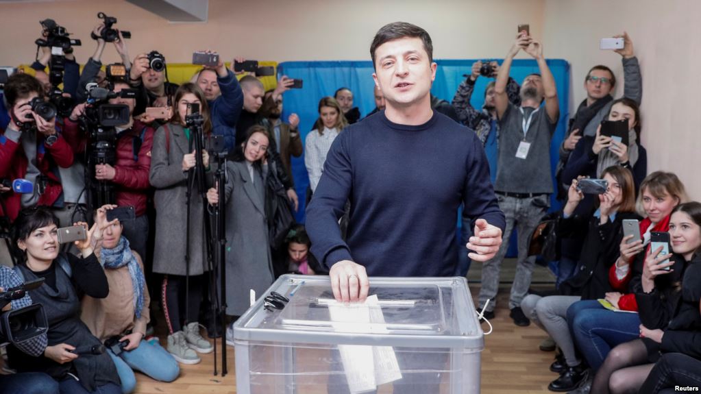 Дані екзит-полів: Шоумен Володимир Зеленський отримав найбільше голосів на півдні та сході України