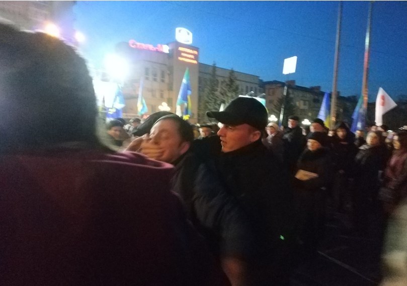 Де Лазаренко? На мітингу Тимошенко “тітушки” накинулись на чоловіка