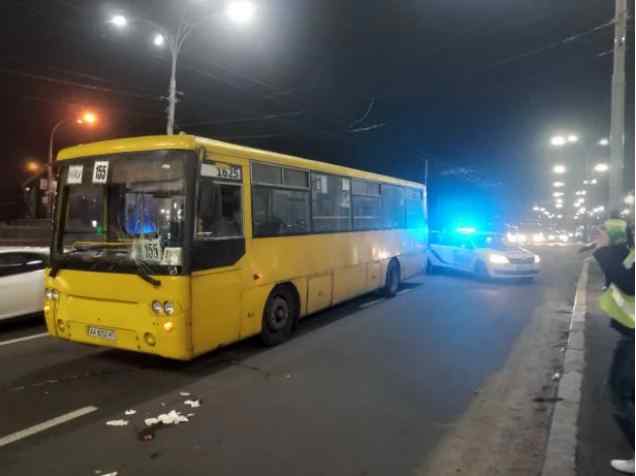 На пішохідному переході маршрутка збила трьох людей: відомі подробиці страшного ДТП у центрі Києва