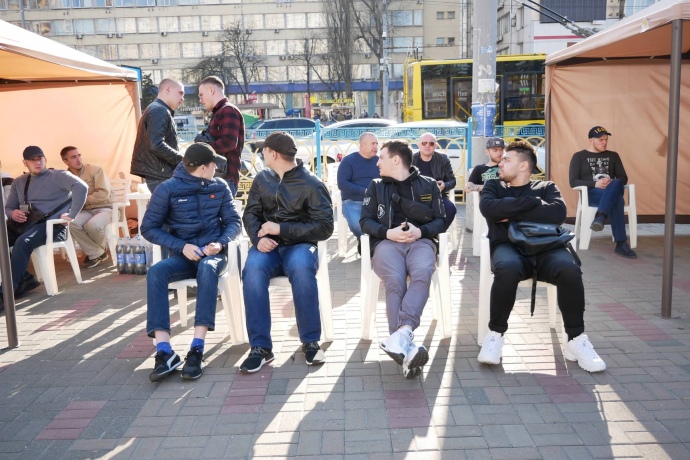 У Києві біля будівлі ЦВК виросло число “тітушок”, які заявляють, що “не допустять провокацій”