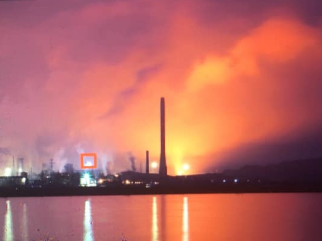 “Видно спалахи та лунає гуркіт”: У Маріуполі горить металургійний комбінат “Азовсталь”