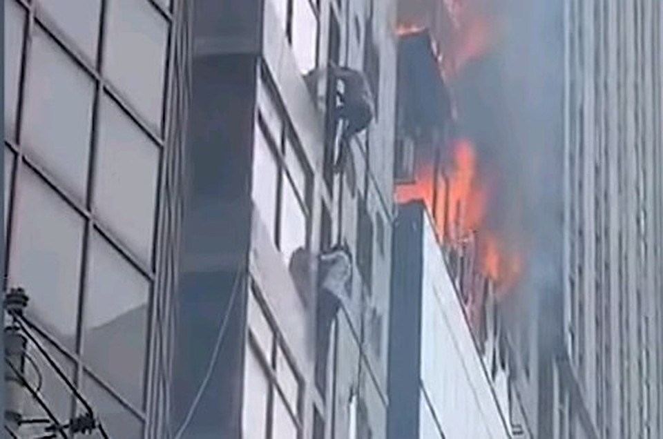 “Люди просто вистрибували з вікон”: Моторошна пожежа спалахнула в багатоповерховому бізнес-центрі