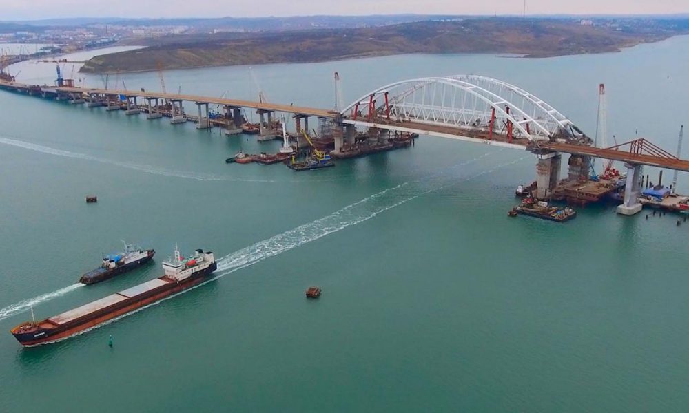 Росія підтягує флот до Кримського мосту. Прозвучали погрози!