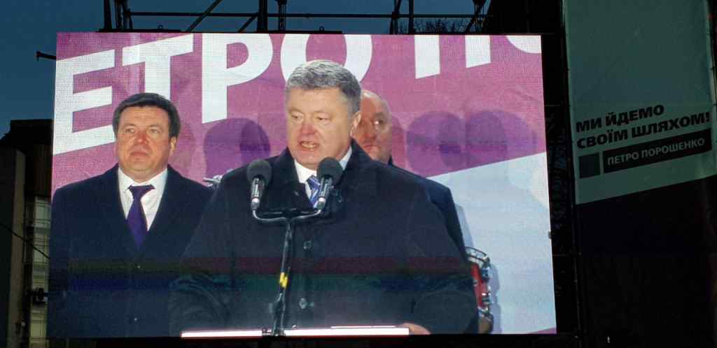 “Крики “Ганьба!” і знову втеча президента”: Як пройшла зустріч Порошенка і Нацкорпусу в Житомирі