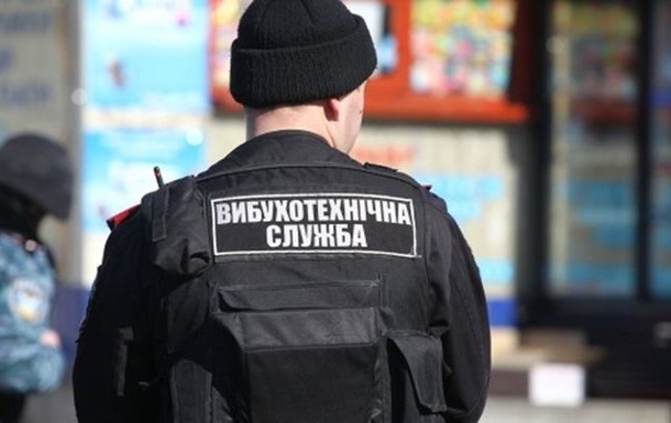 Рятувальні служби перевіряють територію: У Києві в одному з торгових центрів шукають вибухівку