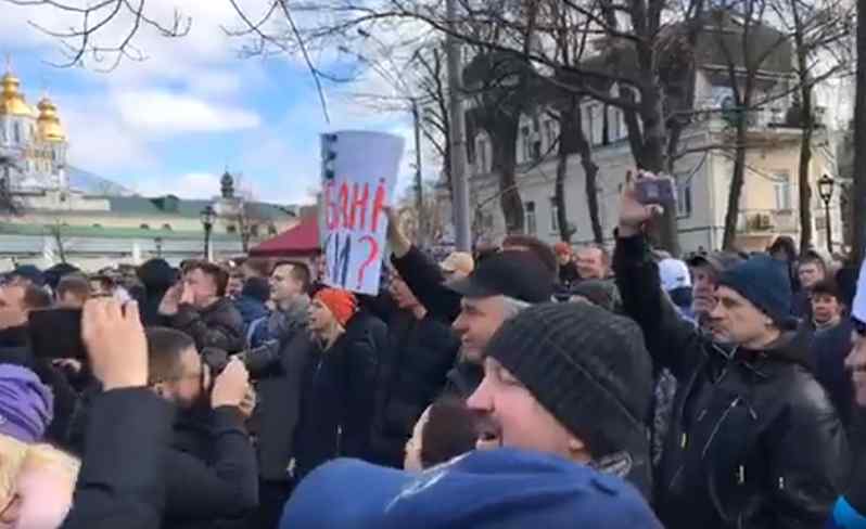 “Тітушки напали на активістів, оточили кільцем”: Що відбувається на Михайлівській площі, де виступає Порошенко