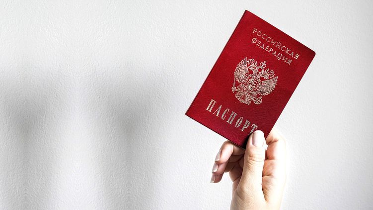 Путін підписав указ про видачу російських паспортів жителям окупованих районів Донецької та Луганської областей