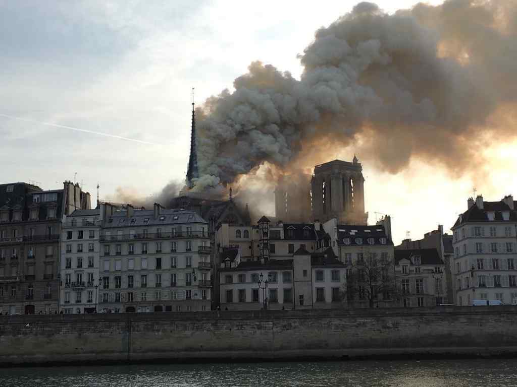 “Клуби густого диму здійнялись над містом”: У Франції горить собор Паризької Богоматері