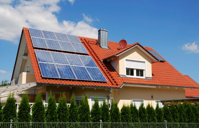 Більше не діятиме “зелений” тариф: В Україні заборонили встановлювати домашні сонячні панелі