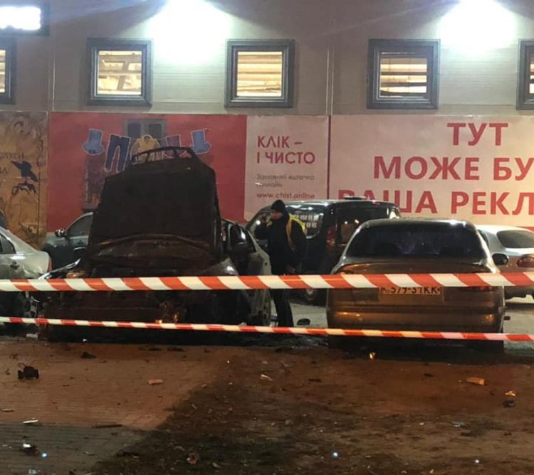 Вибух стався передчасно: На парковці в Києві підірвали автомобіль офіцера українських спецслужб