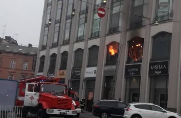 “Пожежа розпочалась на 2 поверсі”: У центрі Львова горів популярний торговий центр