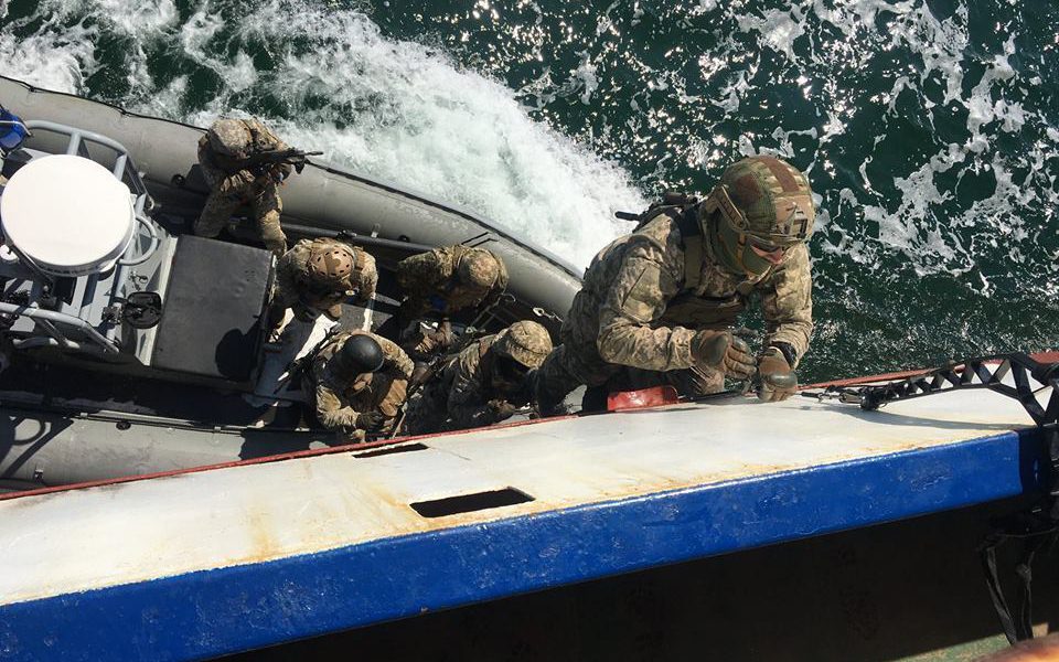 Українські військові взяли на абордаж і захопили морське судно: успішна операція
