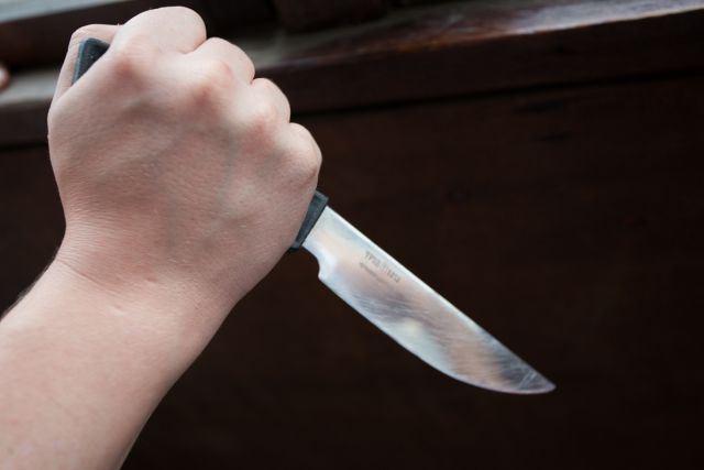Жахлива розправа над зятем: в Дніпрі теща вдарила ножем у груди чоловіка своєї дочки