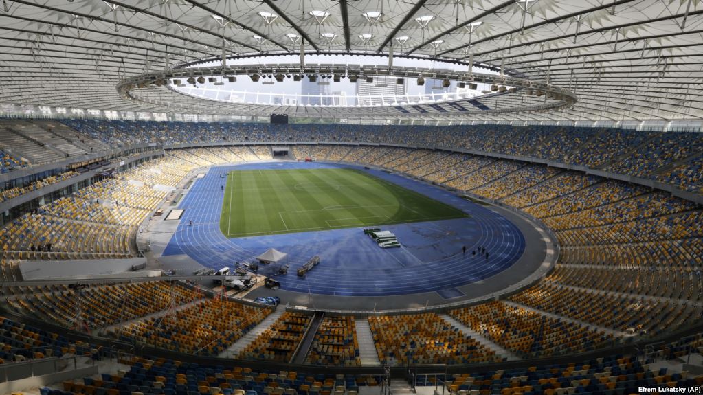 “Стадіон, так стадіон. Дебатам бути!”: Штаби Порошенка і Зеленського підписали угоду з “Олімпійським”