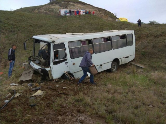 Трагедія в Криму: пасажирський автобус злетів у яр