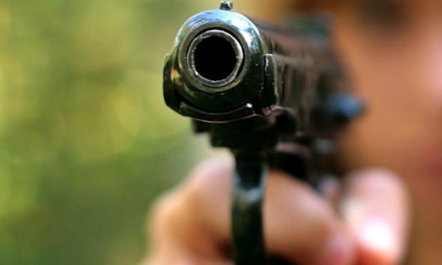 “З пістолетом серед білого дня”: у Києві чоловік напав на дітей на дитячому майданчику