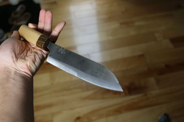 Зарізала кухонним ножем за крики: в Харкові жінка напала на свого молодого чоловіка