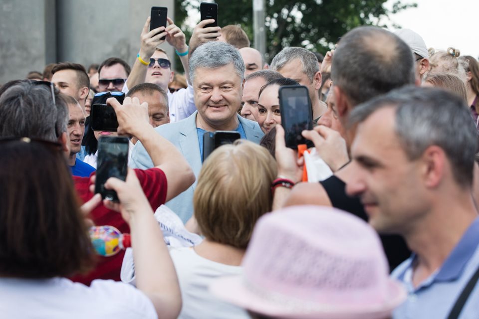 “Ганьба України”: Українка різко поставила на місце екс-президента Порошенка на святкуванні Дня Києва