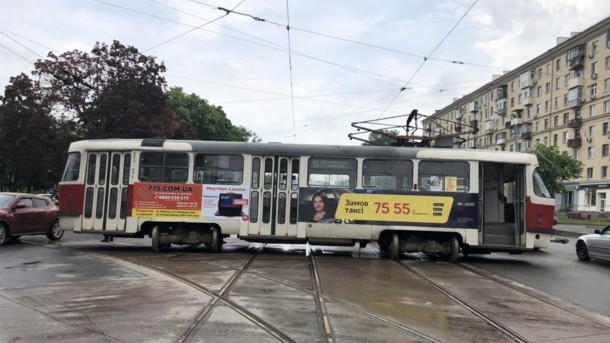 Трагічне ДТП в Харкові: трамвай зійшов з рейок і врізався в легковик з людьми