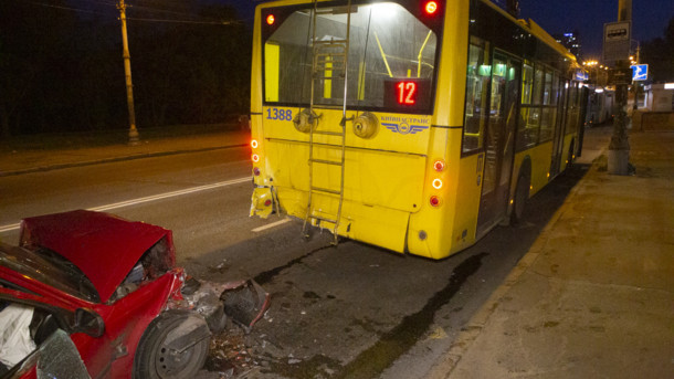 У Києві легковик врізався в тролейбус, який зупинився, щоб висадити пасажирів