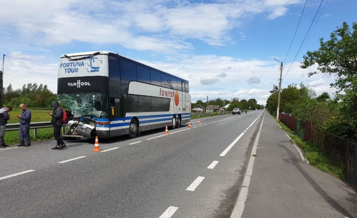 Пасажирський автобус на Львівщині не розминувся з “Мерседесом”: є постраждалі
