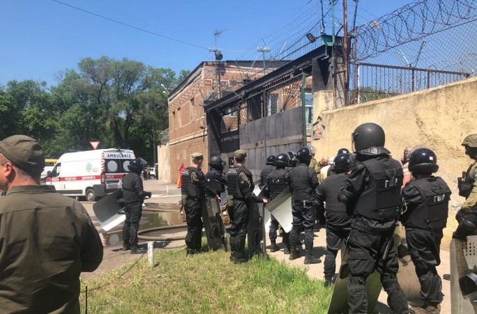 4 працівника вже постраждали: в поліції заявили про бунт у колонії Одеси