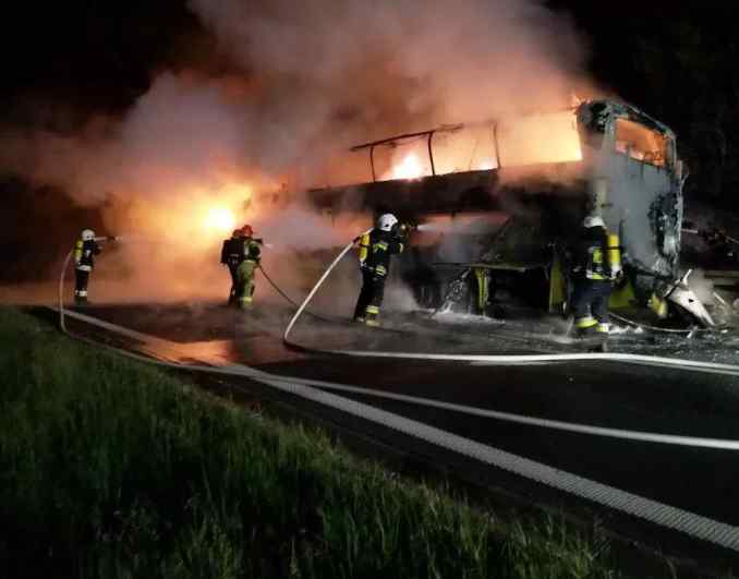 «Вогонь пропалив дірку в асфальті»: у Польщі загорівся автобус із 70 українцями у салоні