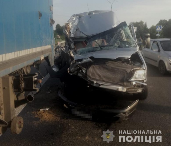 Мікроавтобус з дітьми влетів у вантажівку на Дніпропетровщині, постраждали декілька школярів