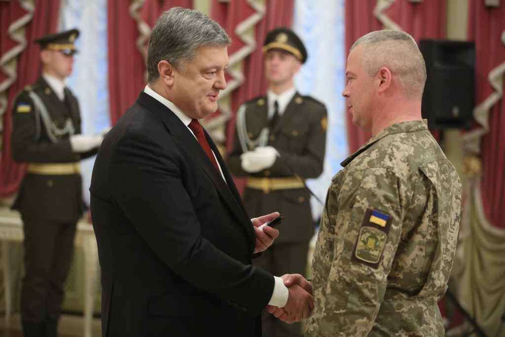 Більше не Наєв: Порошенко призначив нового командувача ООС, що про нього відомо