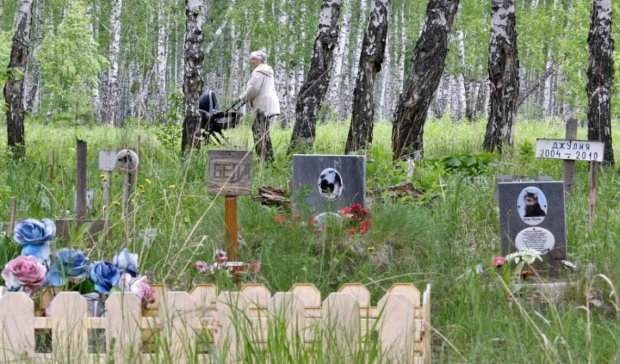 Чому не можна нести вінки на кладовищі: священики терміново звернулися до українців