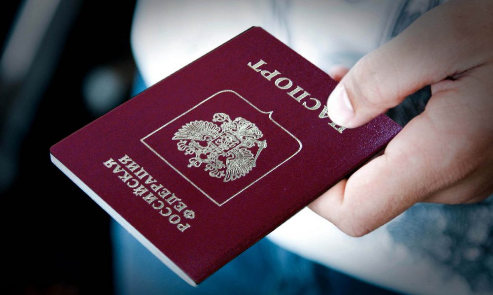 Заборонити в’їзд українцям до ЄС! Власникам “паспортів Путіна” грозить серйозне покарання
