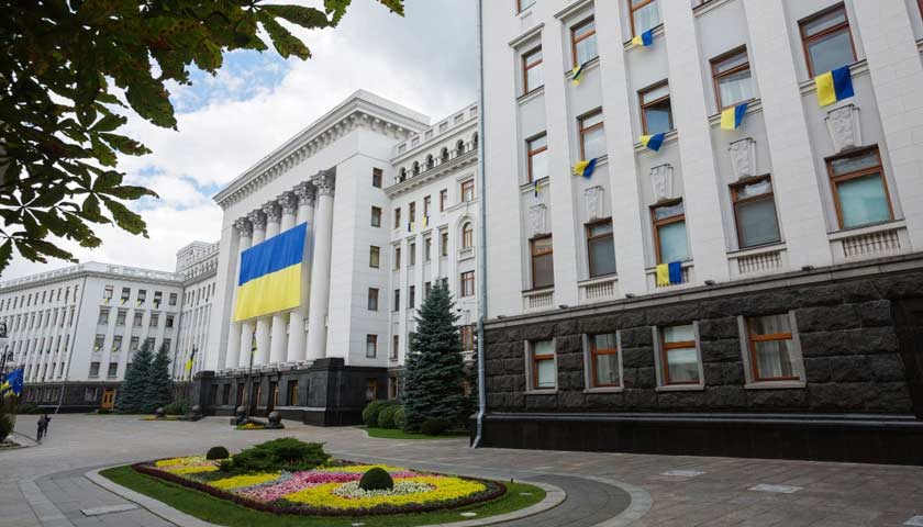 Зеленський попросив пропускати всіх бажаючих: В Києві відкрили прохід на територію Адміністрації Президента