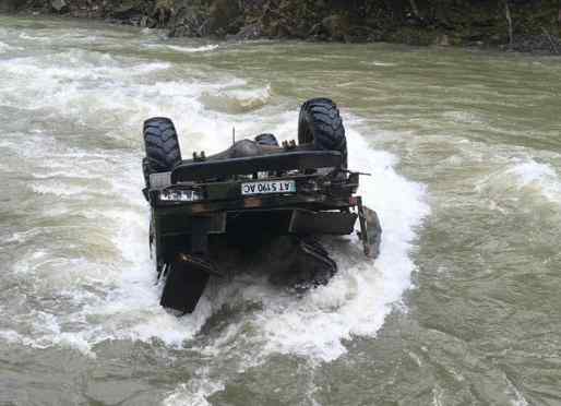 “Доля одного лишається невідомою”: На Прикарпатті вантажівка із туристами впала в річку, є загиблі
