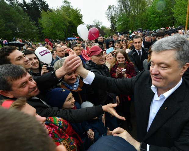 “Українці є лише на Львівщині”: Порошенко розлютив своєю промовою. Ораторство зникло разом з посвідченням президента