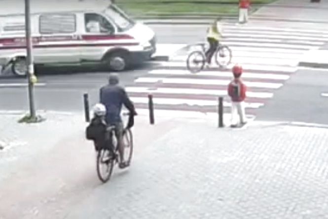 У Вінниці машина швидкої “знесла” школярку на велосипеді на пішохідному переході, жахливий момент потрапив на відео
