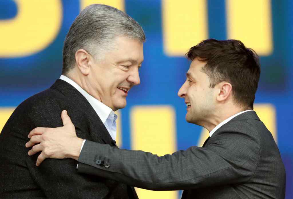 “Видав після поразки на виборах”: Зеленський скасував два укази Порошенка