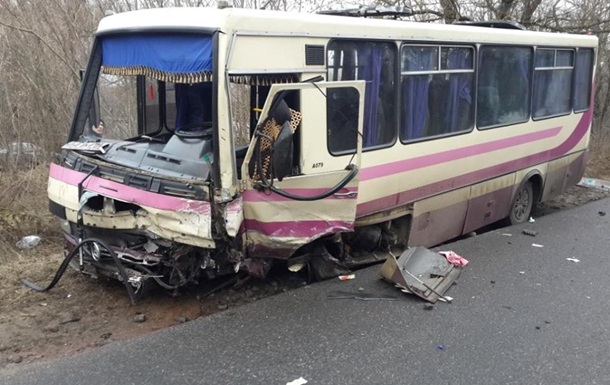 Лоб-в-лоб з вантажівкою: 15 людей постраждали внаслідок моторошної ДТП у Харкові